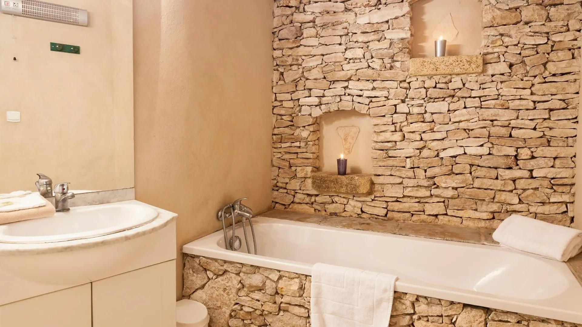 Logis Le Mas Et La Flambee Du Luberon Hotel Venelles