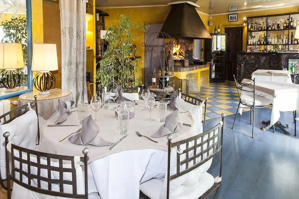 Logis Le Mas Et La Flambee Du Luberon Hotel Venelles 3*,
